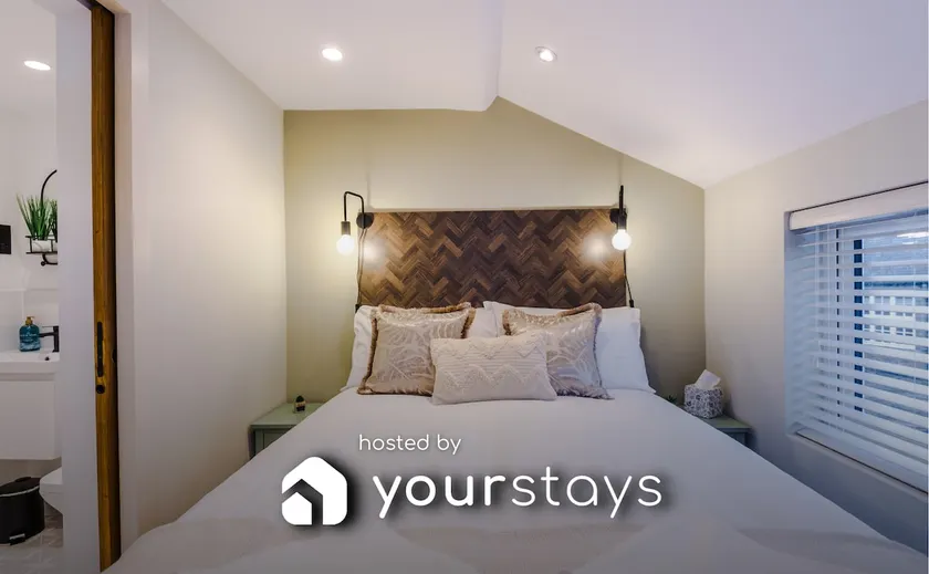Foden's House by YourStays - 2 Bedroom Cottage in Sandbach with gorgeous dining room extension, High end finish - Image 1