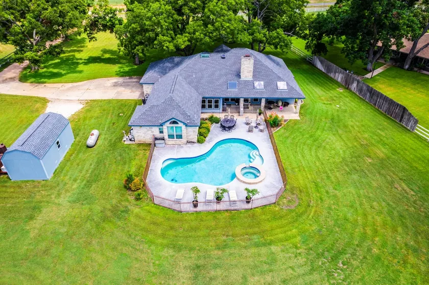 Luxe Retreat, Heated Pool, Hot Tub, 3Bath, 3Acre - Image 1