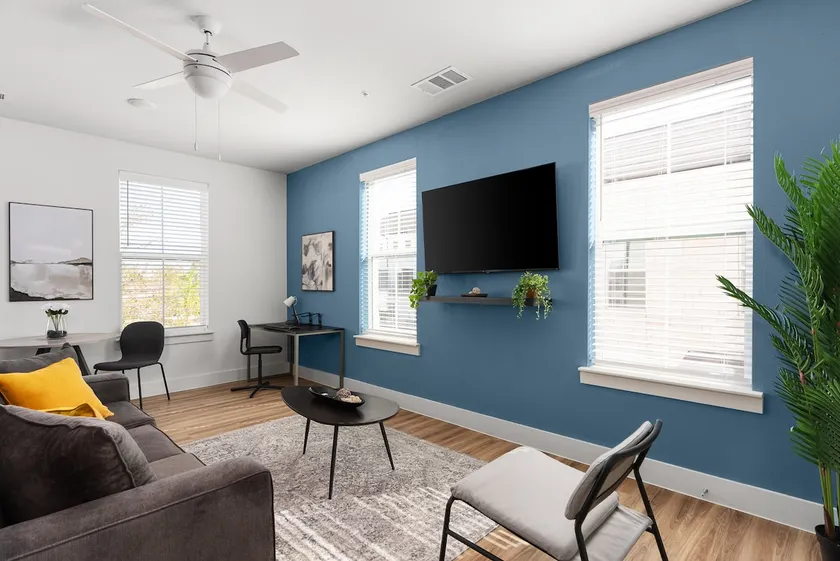 Best Deal Yet:1B/1B Steps from Shops, Dining & Fun - Image 1