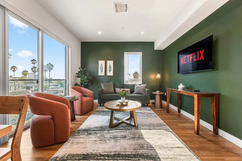Chic K-Town 2BD Hideaway - Parking, Gym & Views - Image 1