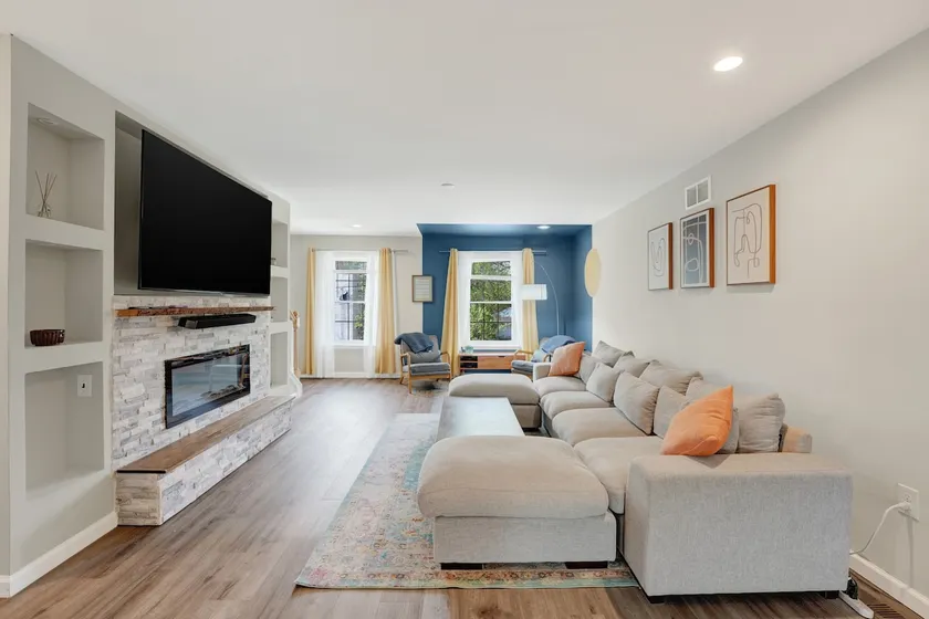 Spacious 4BR | 4B Townhouse • Sleeps 8+ - Image 1