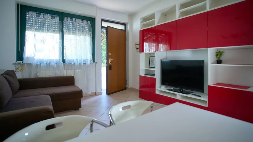 APT. 10 - Beautiful Garden Apartment - Image 1
