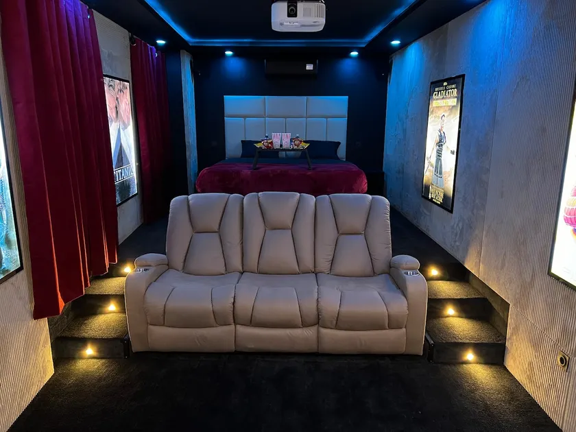 Movie theater & Hot tub - Image 1
