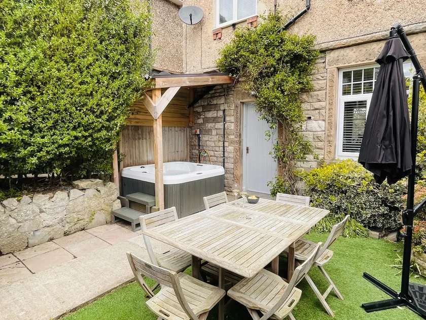 Bakewell Bliss - Hot Tub Retreat - Pet -Sleeps 7 - Image 1