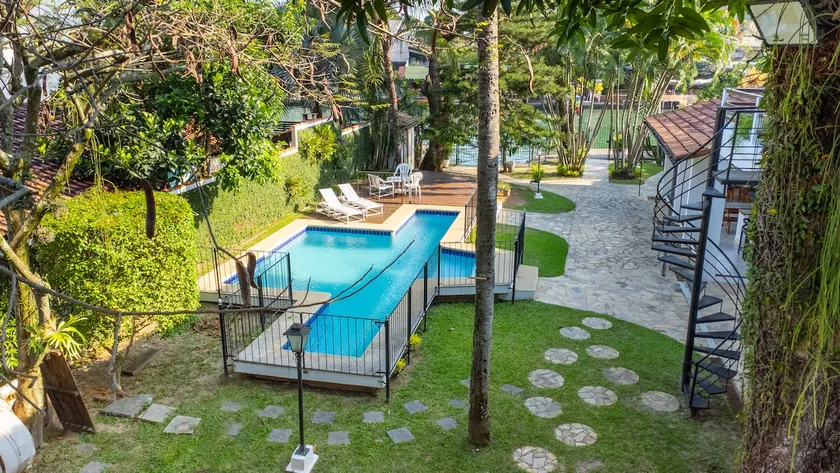 Island retreat: 7 bedrooms, pool and barbecue area - Image 1