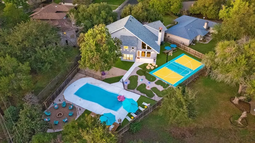 The Ultimate Getaway: Pool, Pickleball, Mini Golf - Image 1