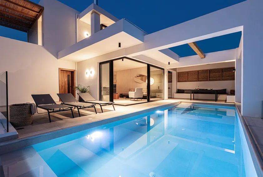 Upscale 3bd BBQ, Sauna, Steps to Beach & Amenities - Image 1