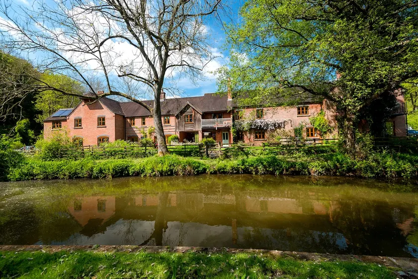 Bottom Cottage: Swimming lake, BBQ Hut, Games Room - Image 1