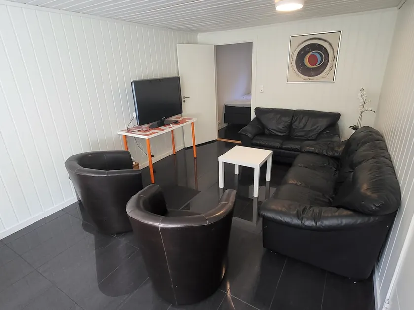 Private apartment with three bedrooms and free parking. - Image 1
