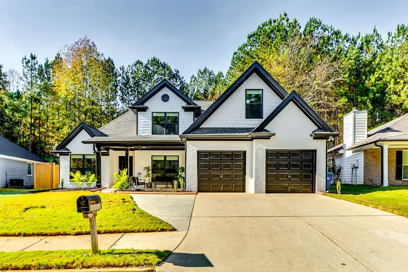 Luxurious Retreat with Private Basketball Court - Image 1