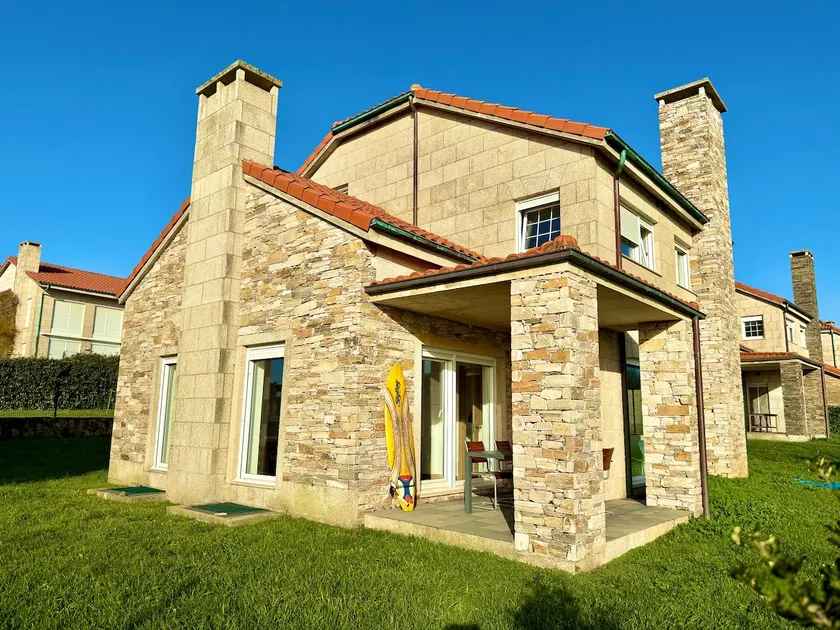 Impressive family home 5 minutes from the beach - Image 1