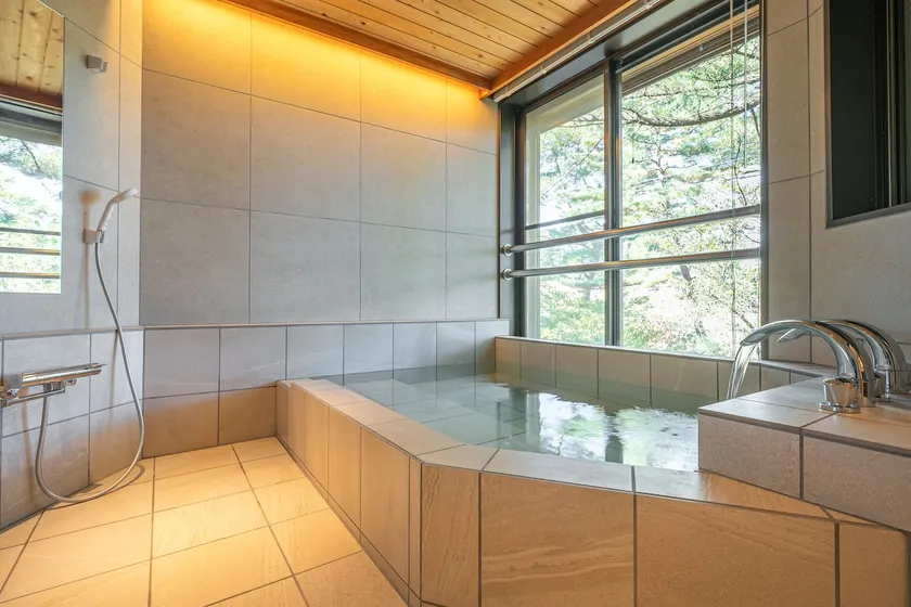 A spacious and relaxing hot spring! A 250-tsubo (820 m²) property with a calm, art-museum-like atmosphere, featuring a private rental accommodation - Image 1