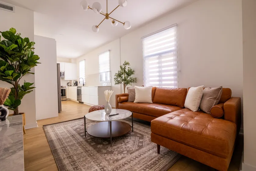 Beautiful 3 Bedroom Condo - Image 1