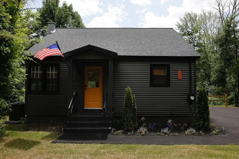 Saratoga Getaway! 2 miles to SPAC & 5 min to Races - Image 1