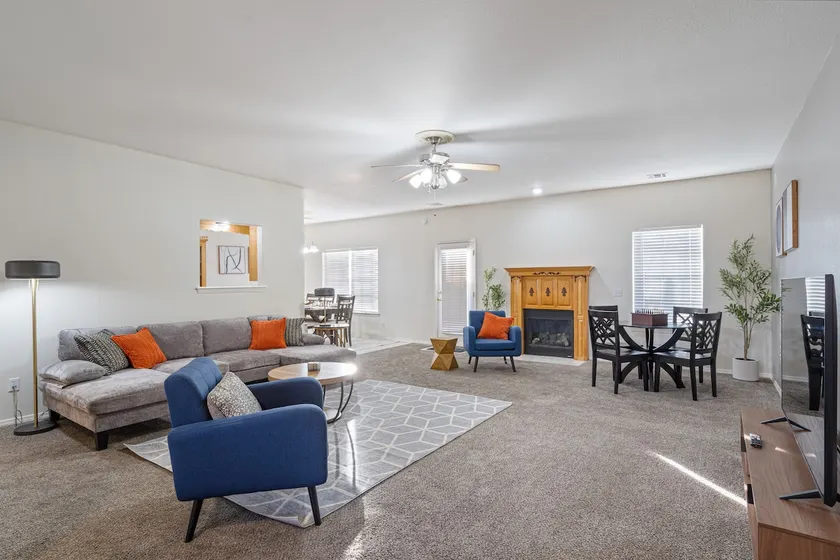 Spacious 6 bed Bentonville House, Sleeps 12, Smart TVs, Wi-Fi - Image 1