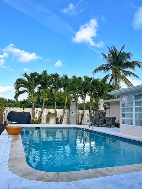 Tropical Backyard Escape • Pool+Sauna•10 Min Beach - Image 1