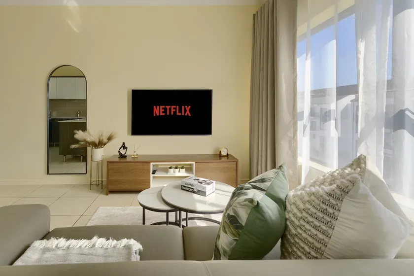 Chic & Cozy Apartment with Pool & Balcony - The Sandown - Image 1