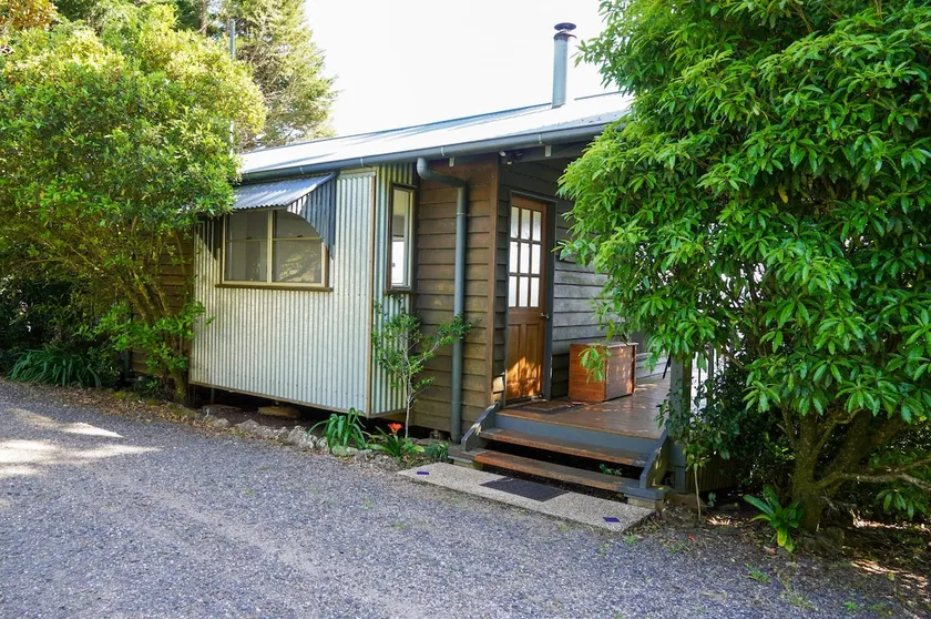 Rainbow Lorikeet Cabin Scenic Escape & Stars - Image 1