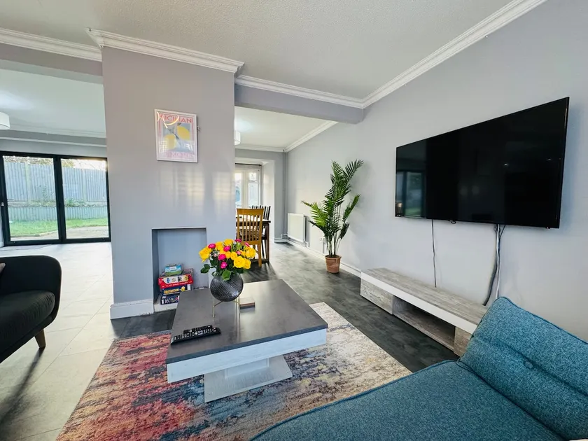 Spacious Open-Plan Modern House w/ Garden&Parking - Image 1