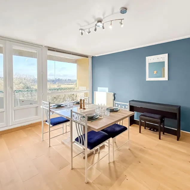 Spacious, ultra-fast Wi-Fi and private parking - Image 1