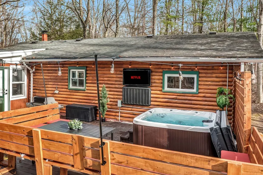Log Cabin Retreat W/ Hot Tub in Poconos/Jim Thorpe - Image 1