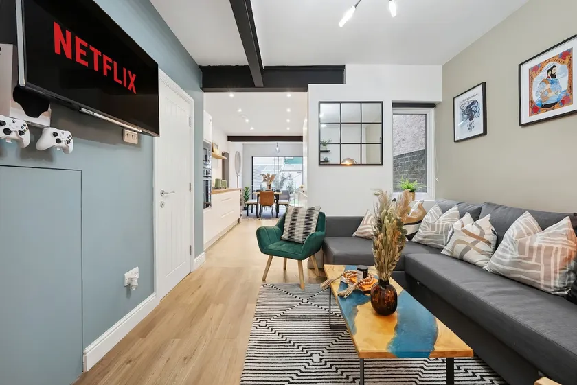 Cosy 4-BR Home, Parking, Xbox &BBQ, for big groups - Image 1