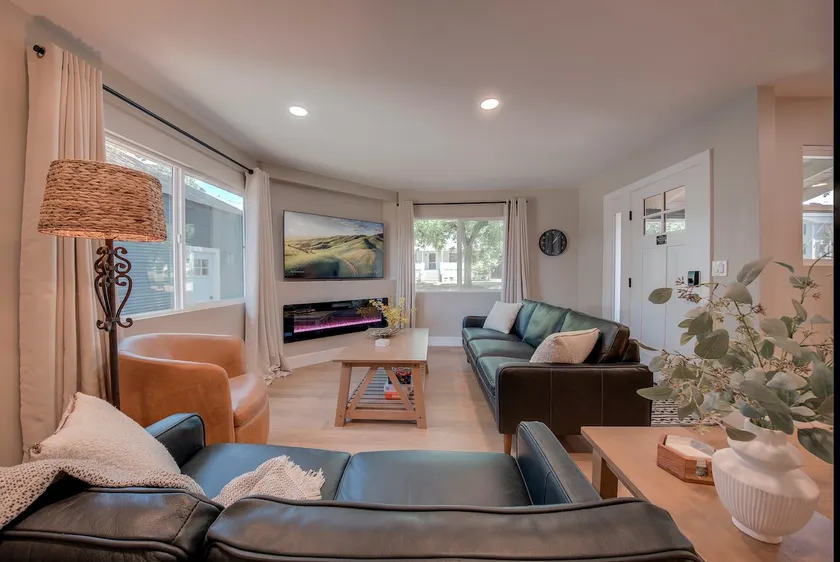 Folsom Old Town Escape • Cozy Cottage + Library - Image 1