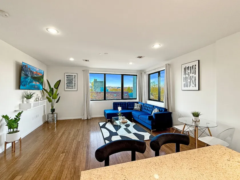 Luxe 2BR Master Suite Near NYC & MetLife - Image 1