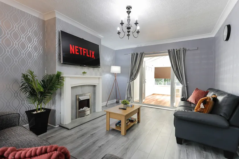 Comfy stays, Rotherham for contractors & Families, spacious, conservatory, free parking, wifi, 3BDR - Image 1