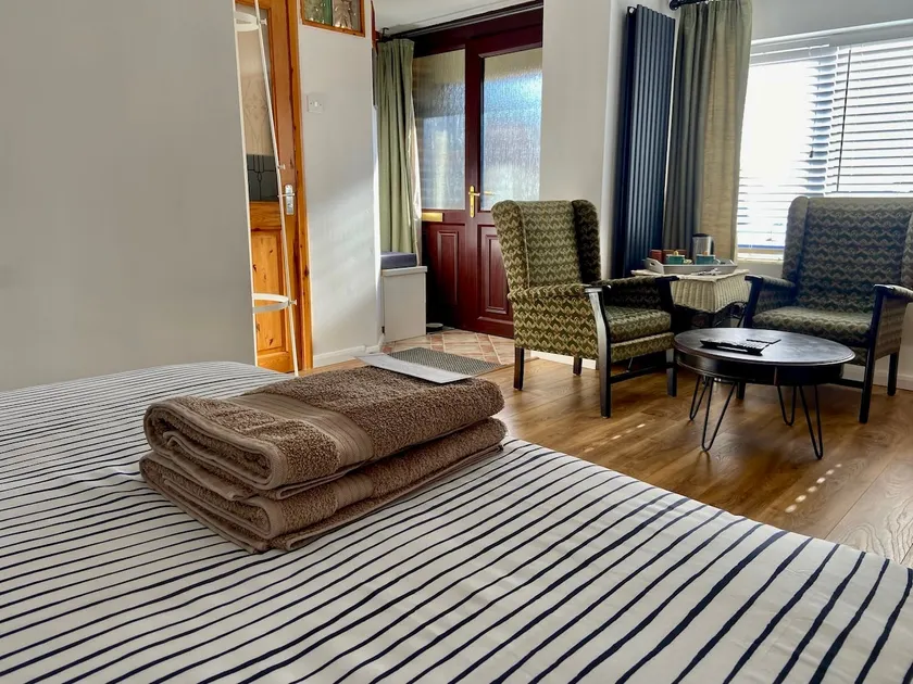 East Cliff Folkestone Guest Suite With Own Entrance - Image 1