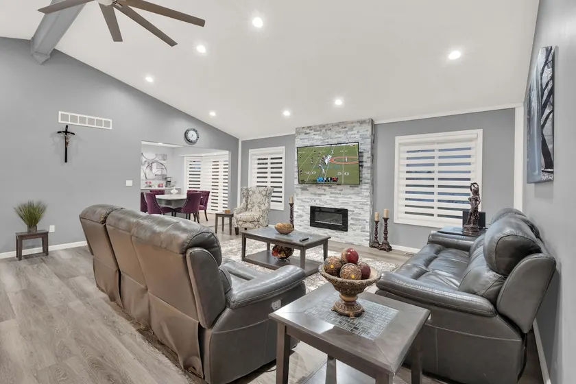 Cozy Pondside Retreat in Sterling Heights - Image 1