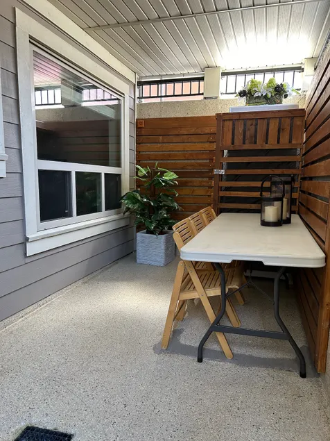 1BR/king bed/full bath/kitchen/self enter/border - Image 1
