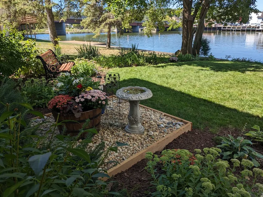 Riverview apartment in quaint downtown Algonquin - Image 1