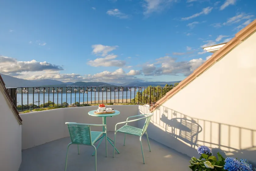 Private hot tub and terrace overlooking the estuary - Image 1