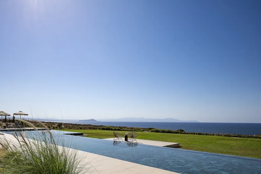 Single-Level Elegance: Enjoy Sea & Sunset Views - Image 1