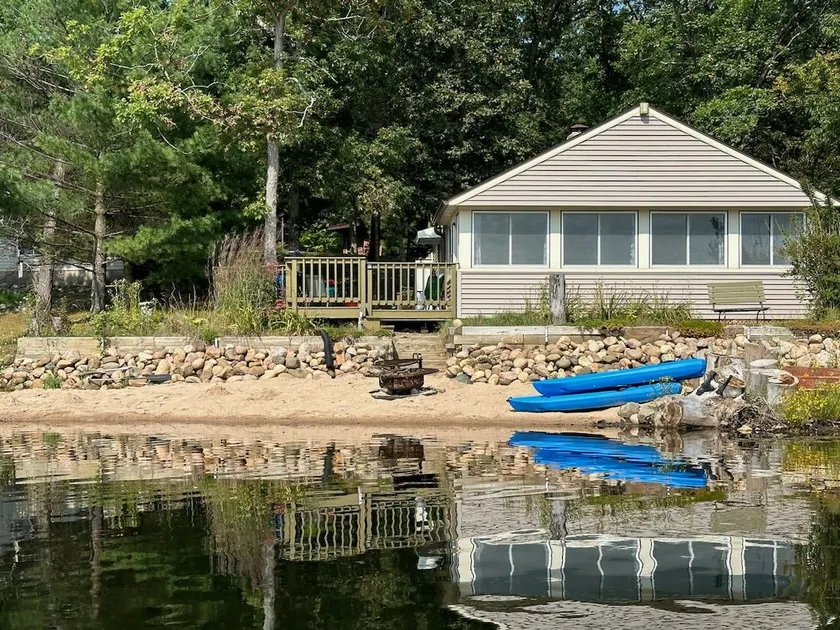 Cottage Retreat on Quiet Lake - Image 1