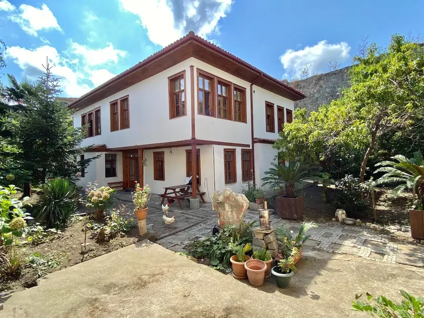 Historic Mansion for Rent in the Center - Image 1