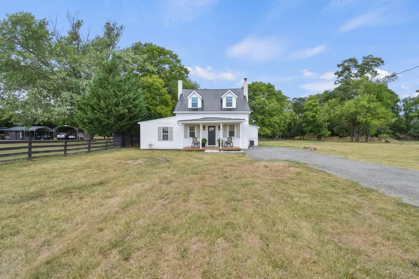 Country Cottage on Kimble - Image 1