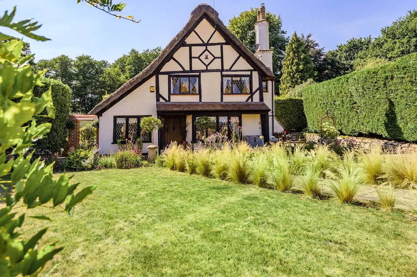 15th-Century Thatched Cottage on 2.5 Acres - Image 1
