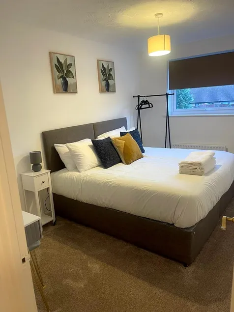 Homely 3-bed home Milton Keynes - Image 1