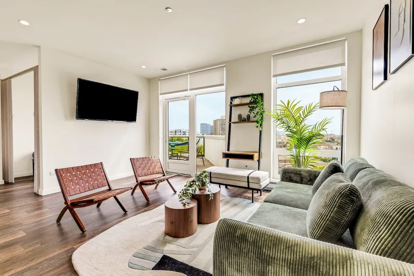 Luxury 3BD Penthouse – Private Patio+Skyline Views - Image 1