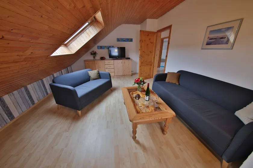comfortable top floor apartment with air conditioning - Image 1