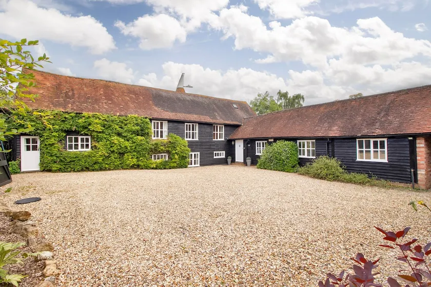 Beautiful rural barn - Image 1