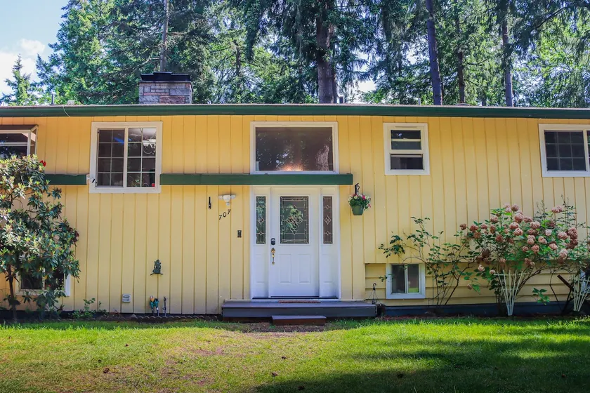 Unit surrounded by Trees, Close to Light Rail - Image 1