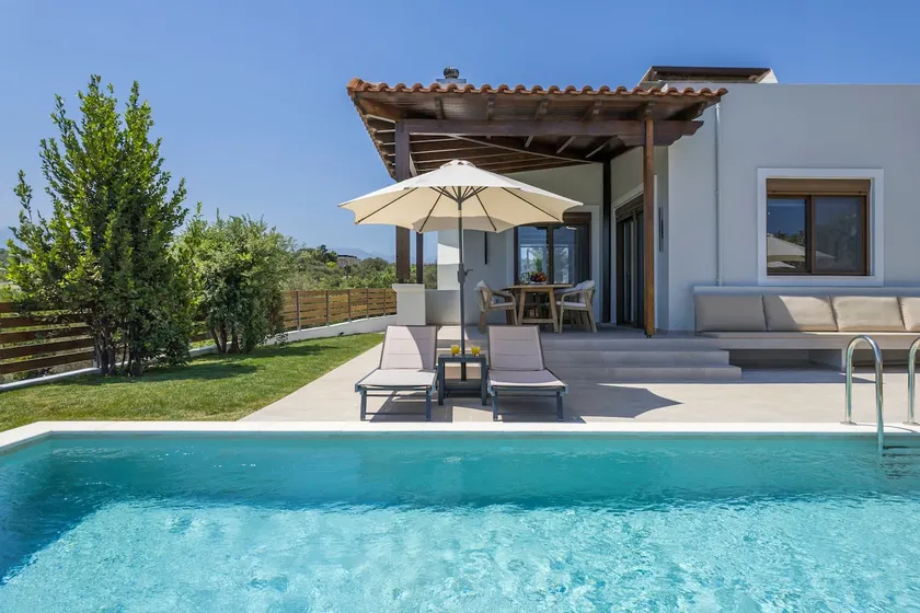 Villa Wisdom - Elegant & Homely with Pool, Galatas - Image 1