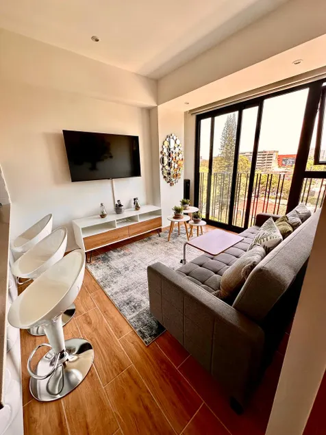 Luxurious stay near the airport and hotels - Image 1