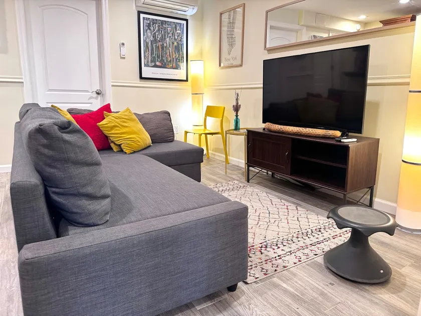 Cozy private 1.5BR Garden Apartment w/ backyard - Image 1