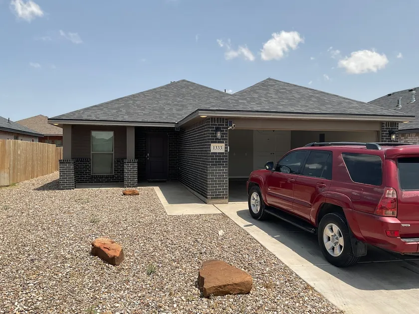 Home in a nice neighborhood - Image 1