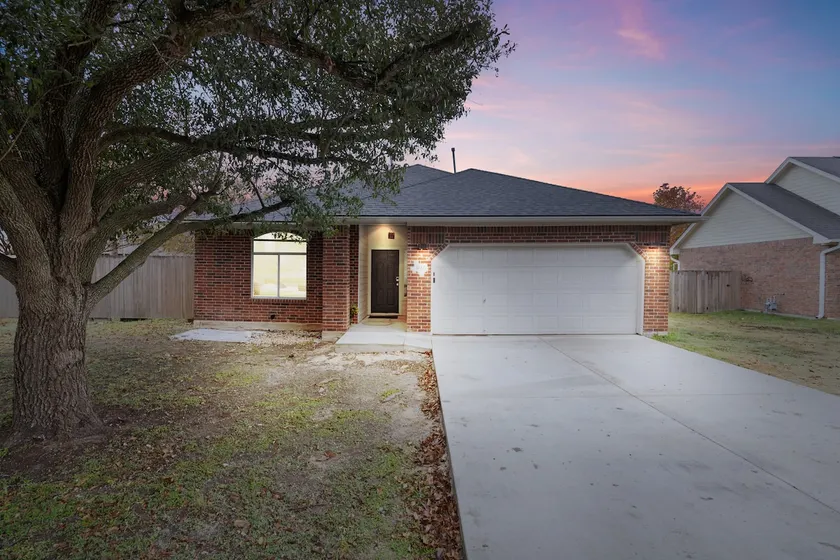 Taylor Rodeo, Jacuzzi, Games, 5.6 mls to Samsung - Image 1