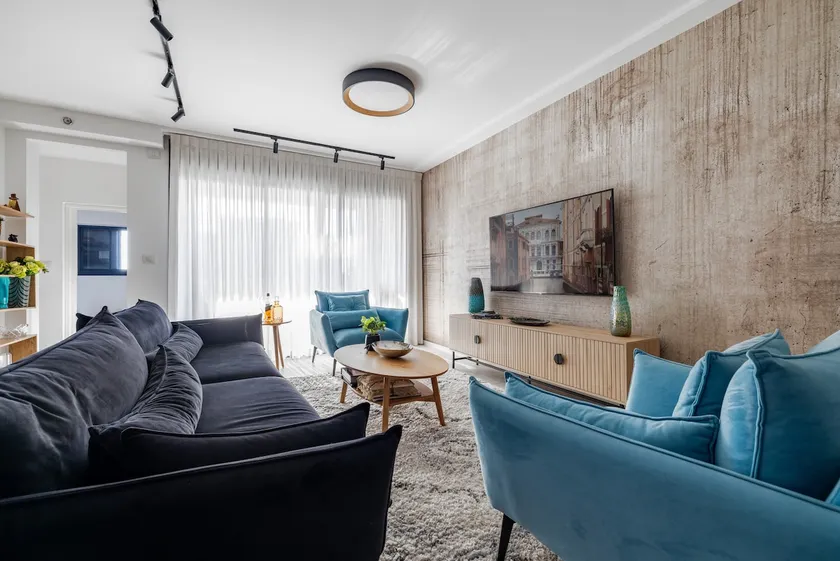 Luxurious Central Raanana Flat with Terrace - Image 1